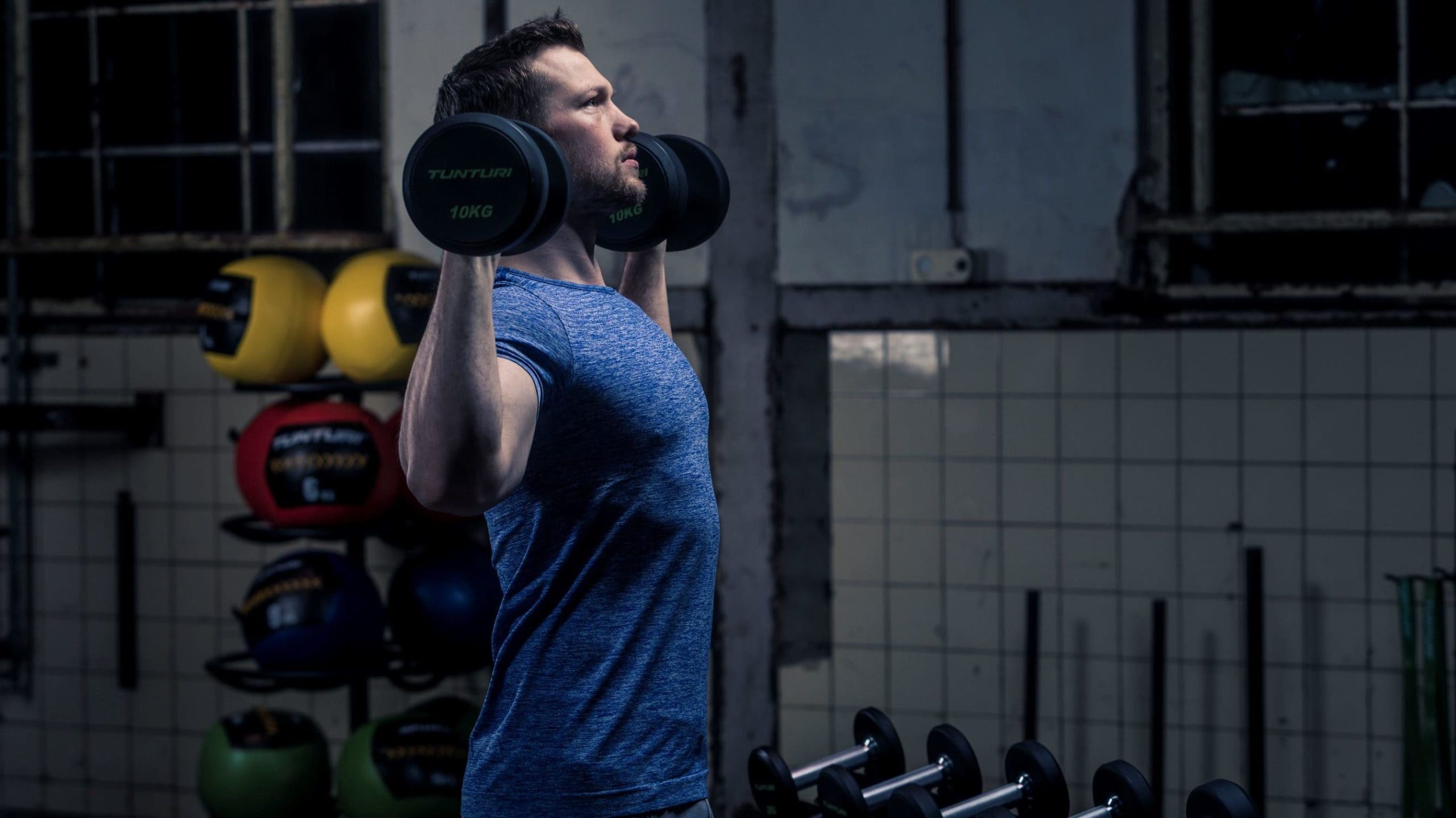 Hanteltraining für die Arme 